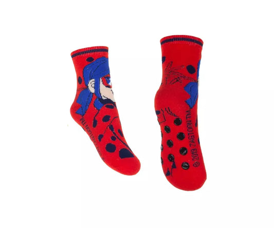 Rode Miraculous Ladybug antislip sokken met zwarte rondjes en Ladybug afbeelding. Maten 23/26 en 27/30, zachte katoenen sokken, officiële licentie.