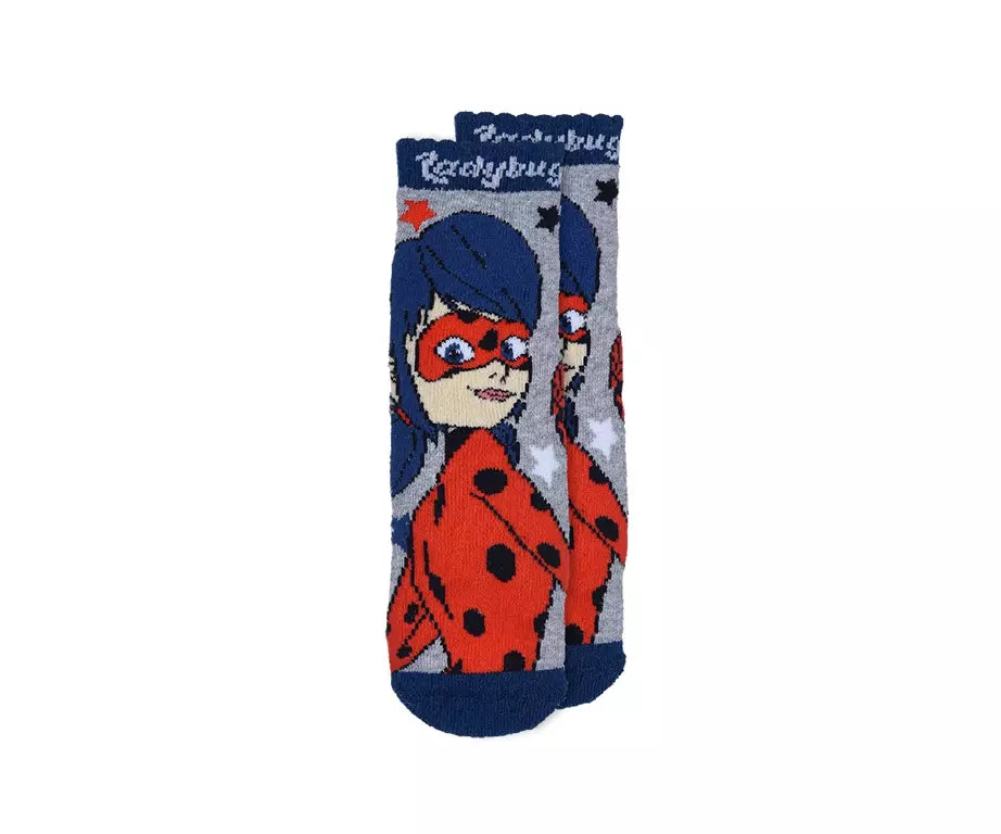 Grijze Miraculous Ladybug antislip sokken met blauwe rondjes en Ladybug afbeelding. Maten 23/26, 27/30 en 31/34, zachte katoenen sokken.