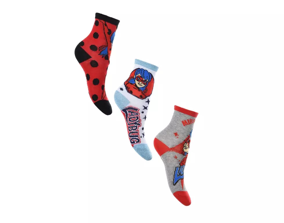 Set van 3 paar Miraculous Ladybug kindersokken met vrolijke Ladybug prints. 70% katoen, maten 23/26 en 27/30, officiële licentie.